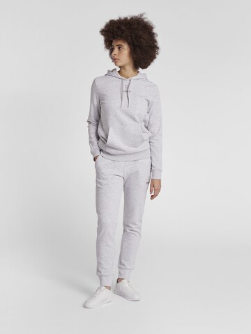 Hummel Tapered Sporthose in Grau