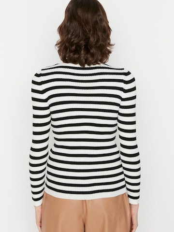 Trendyol Sweater in Black