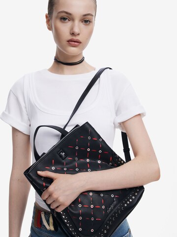 Desigual Reppu värissä musta: etupuoli