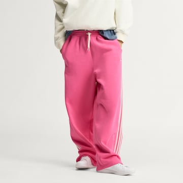 ADIDAS ORIGINALSLoosefit Hlače 'AdiSignature' - roza boja: prednji dio