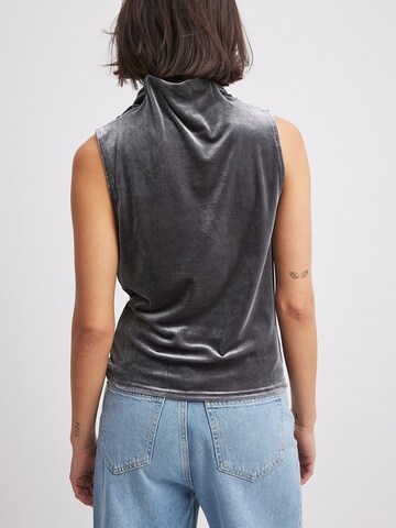 NA-KD Top in Grau
