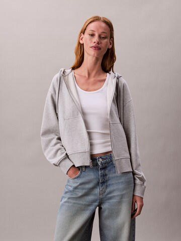 Calvin Klein Jeans Суичъри с качулка в сиво: отпред