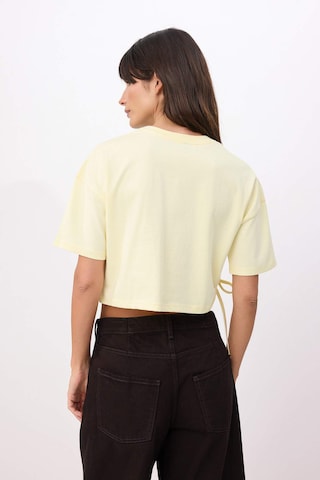 Tricou de la Trendyol pe galben