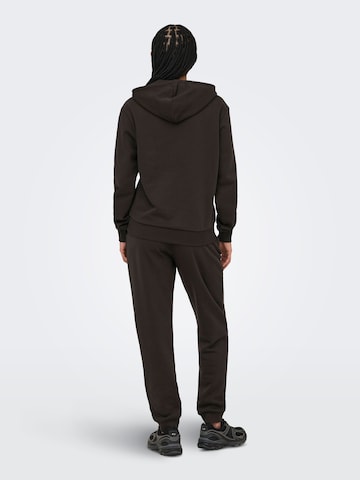 Tapered Pantaloni sportivi 'ONPCava' di ONLY PLAY in marrone