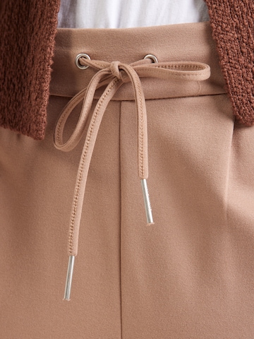 ZABAIONE - Tapered Pantalón plisado 'Le44andra' en gris