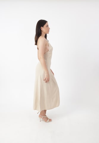 Elara Jurk in Beige
