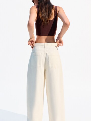 Loosefit Pantaloni con pieghe di Bershka in beige