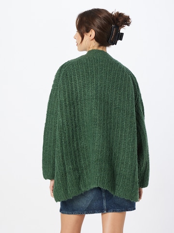 Cardigan oversize 'Leyla' WEEKDAY en vert