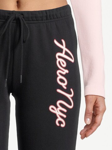 Tapered Pantaloni de la AÉROPOSTALE pe negru