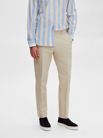 Coupe slim Pantalon à plis SELECTED HOMME en beige : devant