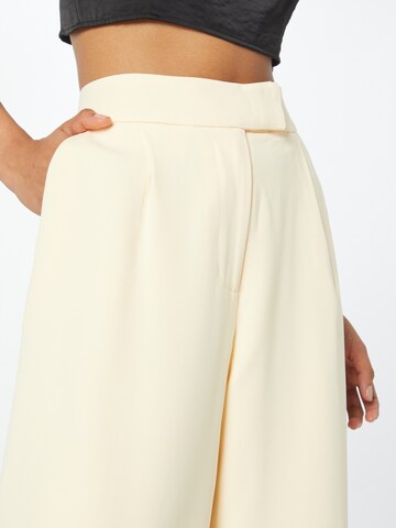 Forever New Wide leg Bandplooibroek 'Nylah' in Geel