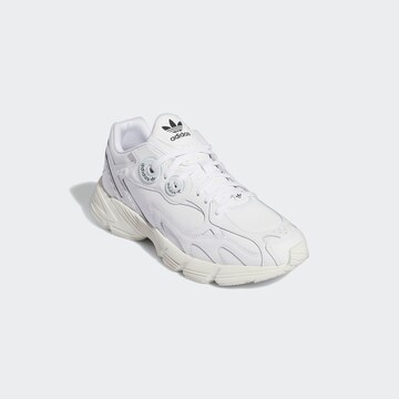 Baskets basses 'Astir' ADIDAS ORIGINALS en blanc