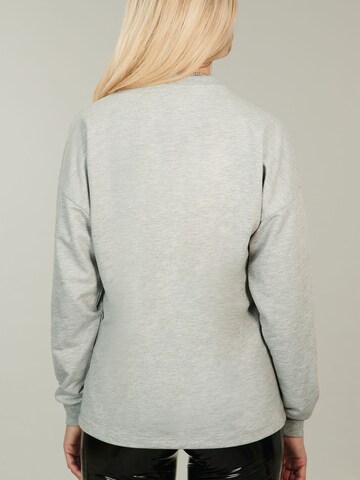 T-shirt 'Hannah' ABOUT YOU x Alina Eremia en gris