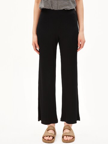 Bootcut Pantalon 'Niaan' ARMEDANGELS en noir : devant