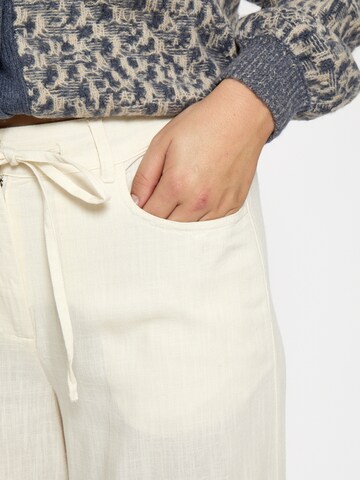 Regular Pantalon 'Grace' DESIRES en blanc