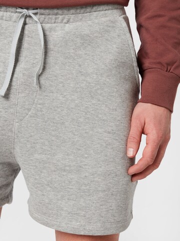 ABOUT YOU - regular Pantalón 'Jannik' en gris