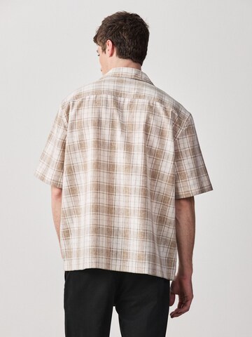 brūns Next Komforta piegriezums Krekls