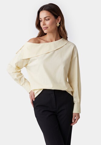Usha - Blusa en amarillo: frente