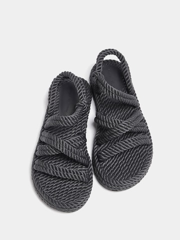 Pull&Bear Sandal i grå