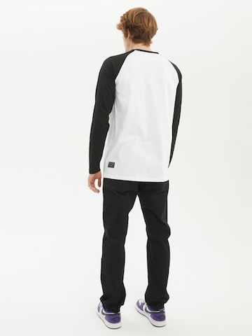 hydroponic - Camiseta 'Hydroponic Skorpio Long-Sleeve Graphic T-Shirt' en blanco