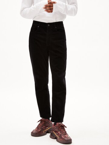 ARMEDANGELS Loosefit Broek 'MAAKX CORDUROY' ' in Zwart: voorkant