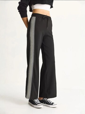 Wide leg Pantaloni di Bianco Lucci in nero: frontale