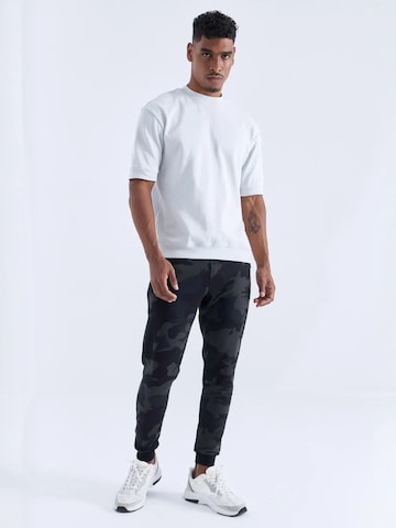 Tommy Life - Skinny Calças de desporto 'Jogginghose' em cinzento