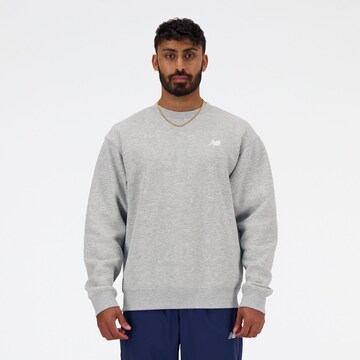 new balance 'Sport Essentials Fleece Crew'. in Grau: Vorderseite
