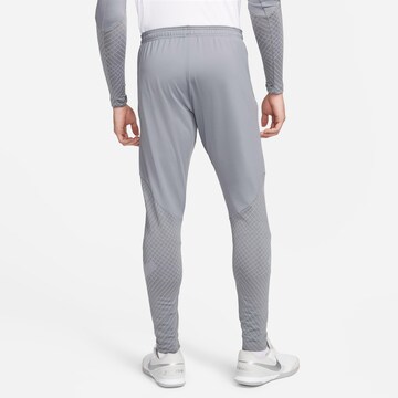Tapered Pantaloni sportivi 'Liverpool' di NIKE in grigio