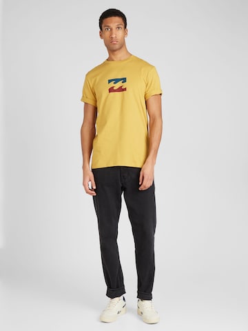 BILLABONG - Camiseta 'TEAM WAVE' en oro