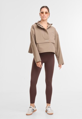 Aim'n Tussenjas in Bruin