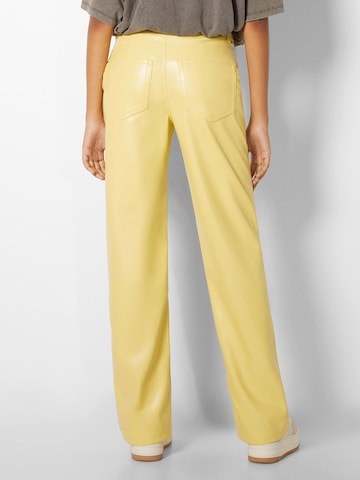Bershka Normální Kalhoty – žlutá