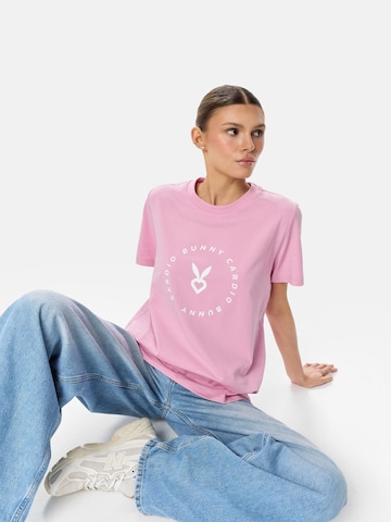 Cardio Bunny - Camiseta 'RELAXED LOGO' en rosa
