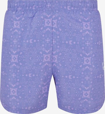 Shorts de bain Karl Kani en violet : devant