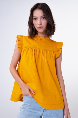 Aligne Top in Yellow: front