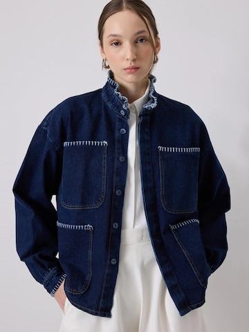 Veste mi-saison 'Embroidered Collar Denim Jacket' Touché Privé en noir : devant