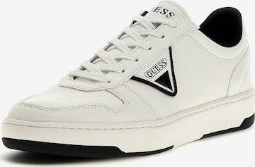 GUESS Matalavartiset tennarit 'VADIK' värissä valkoinen: etupuoli