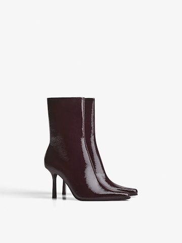 Botine de la Bershka pe roșu