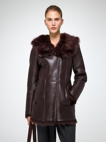V S P Wintermantel 'Mallory' in Rood: voorkant