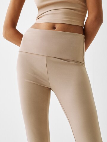 Bershka Flared Broek in Beige