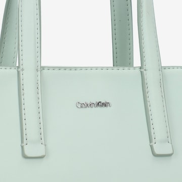 Calvin Klein Handtasche 'Must' in Grün