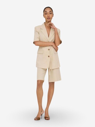 regular Pantaloni 'Jdynaomi Linen Mw Bermuda Shorts Tlr 15373939' di Jaqueline de Yong in beige