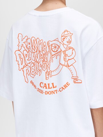 UNFOLLOWED x ABOUT YOU Shirt 'DELIVERY' in White