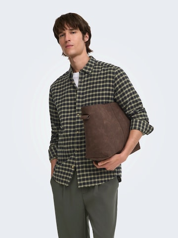 Coupe regular Chemise 'ONSGUDMUND' Only & Sons en noir : devant