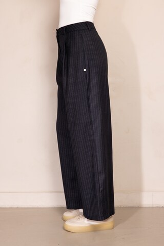Zhrill Wide leg Pleat-Front Pants in Blue