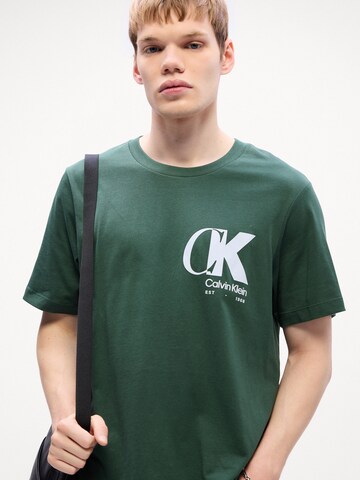 Calvin Klein T-shirt '20S' i grön