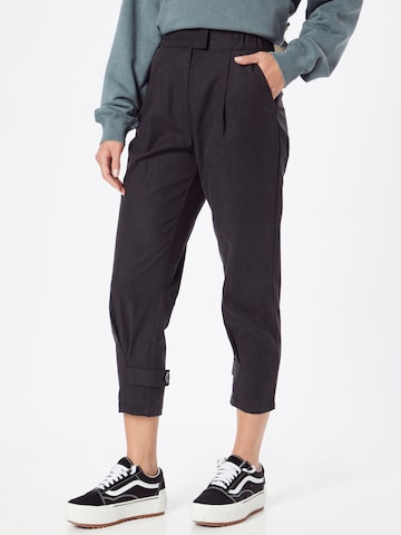 Sisley Tapered Pleat-Front Pants in Black: front