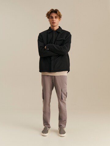 Tapered Pantaloni 'Iven' di About You x Nils Kuesel in grigio