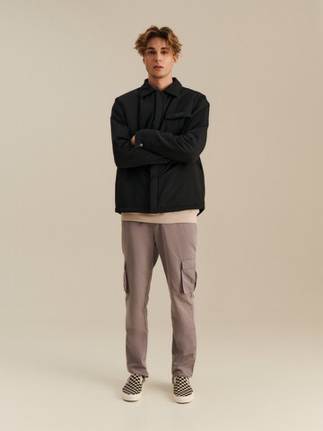 Effilé Pantalon 'Iven' About You x Nils Kuesel en gris