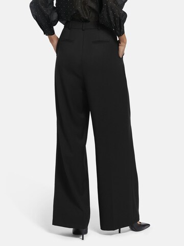 Nicowa Slimfit Anzughose 'ROSCIWO', weites Bein, Bundfalten, Model trägt Größe 34 in Schwarz: Vorderseite